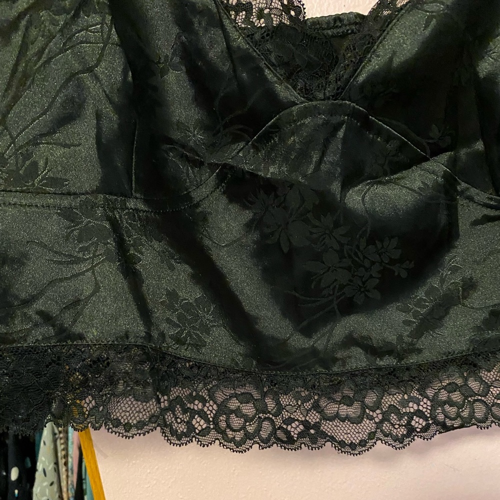 Black Floral Lace Trim Satin Cami Crop Top 4x Shein - Picture 3 of 14